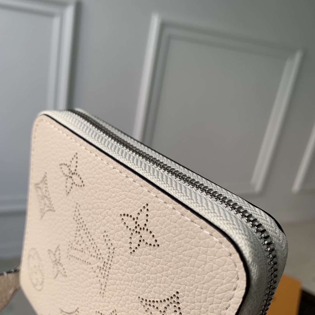 l**is V*t*n wallet-m81558-11.5 x 10.5 x 2cm