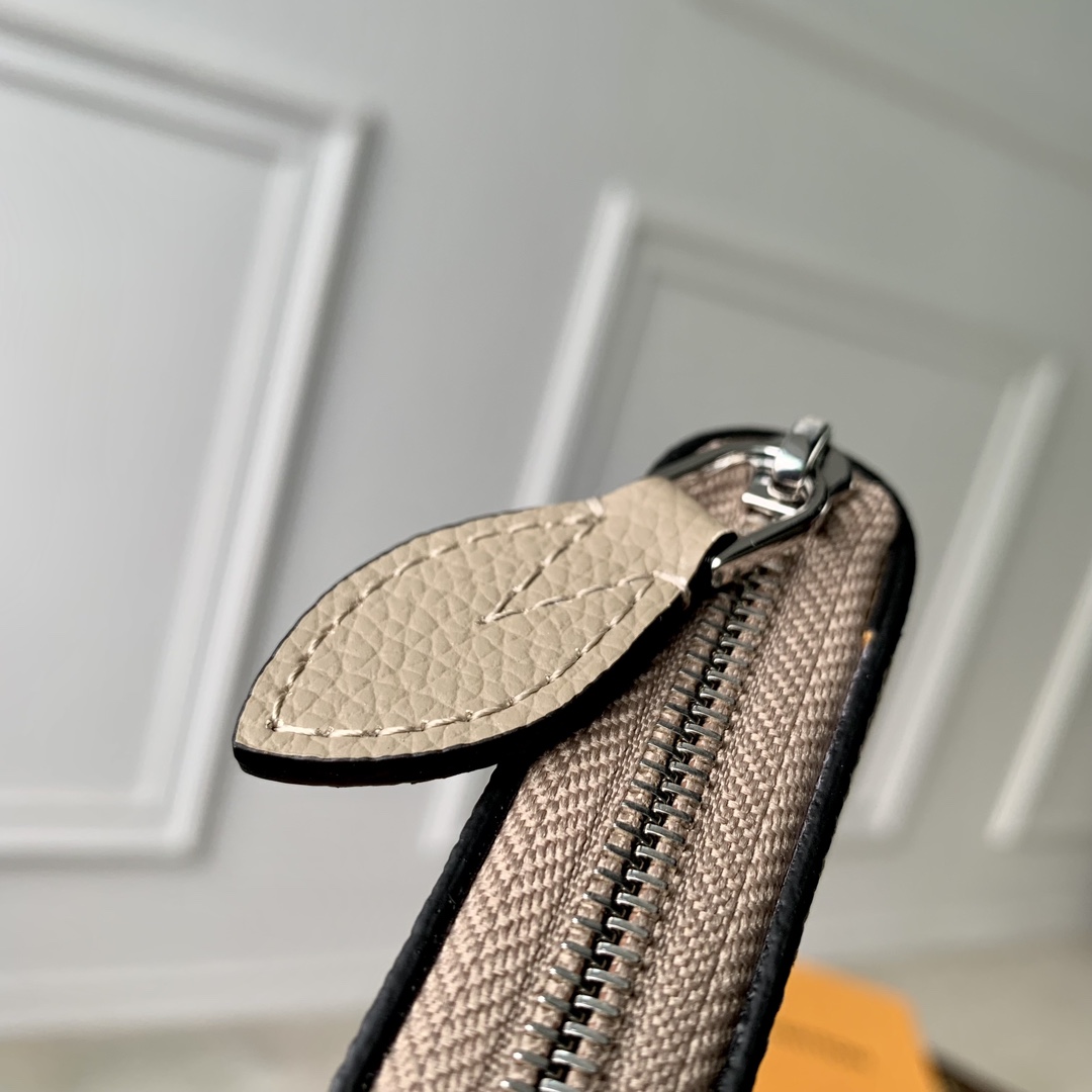 l**is V*t*n wallet-m81558-11.5 x 10.5 x 2cm
