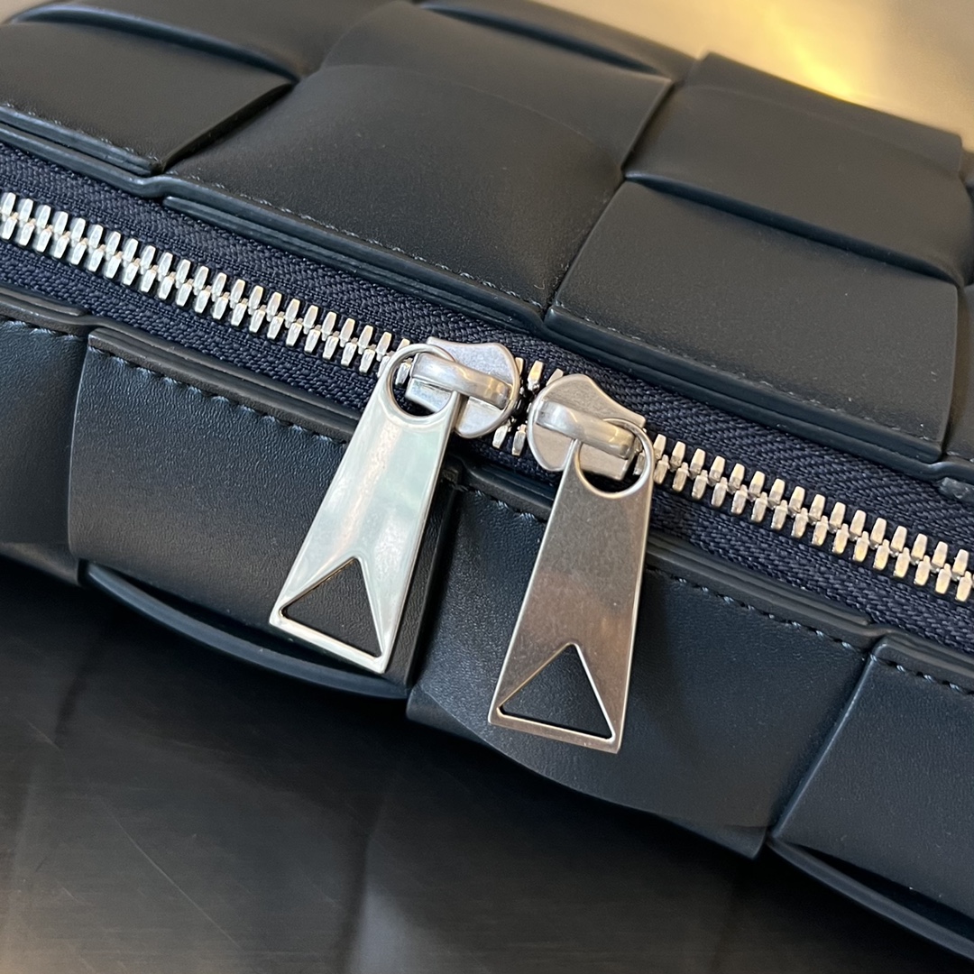 Bo*te*ga ve*ne*ta camera bag-20x15x5cm