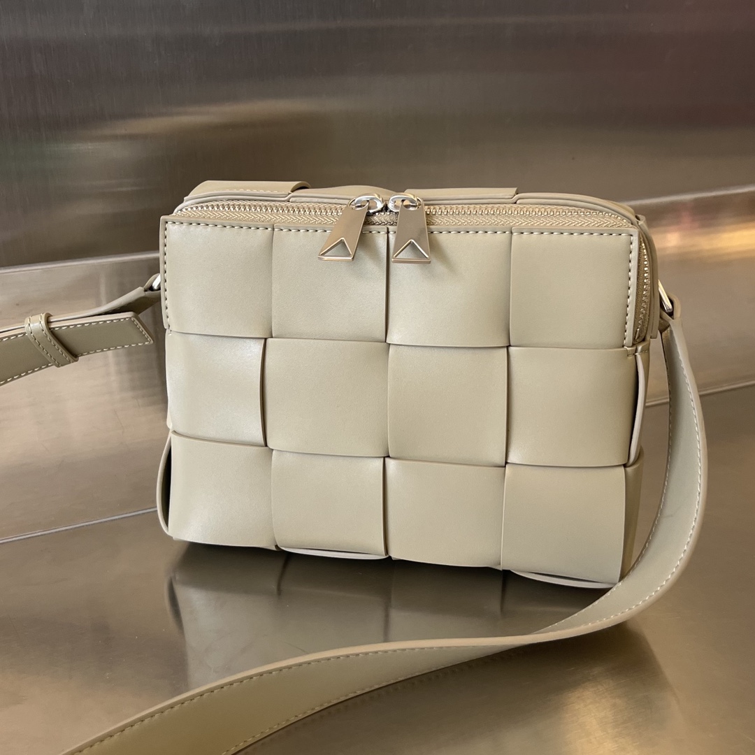 Bo*te*ga ve*ne*ta camera bag-20x15x5cm