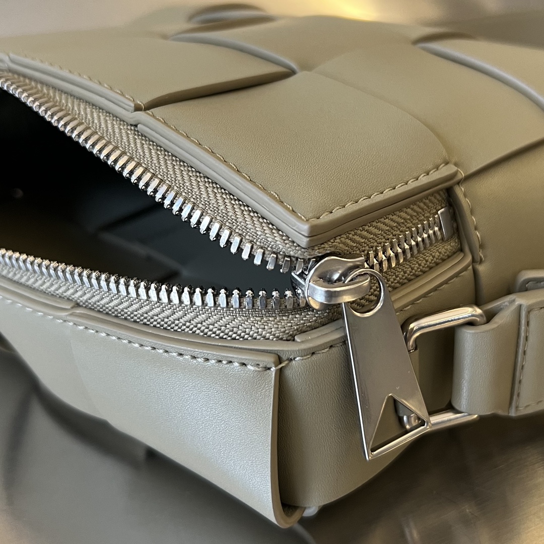 Bo*te*ga ve*ne*ta camera bag-20x15x5cm