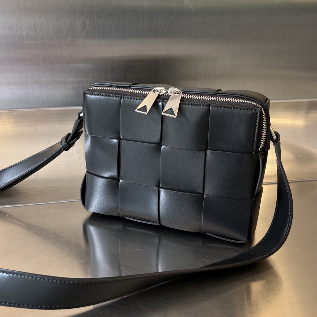 Bo*te*ga ve*ne*ta camera bag-20x15x5cm