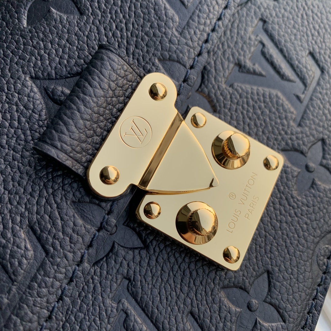 l**is V*t*n wallet on chain-22 x 15 x 5.5cm