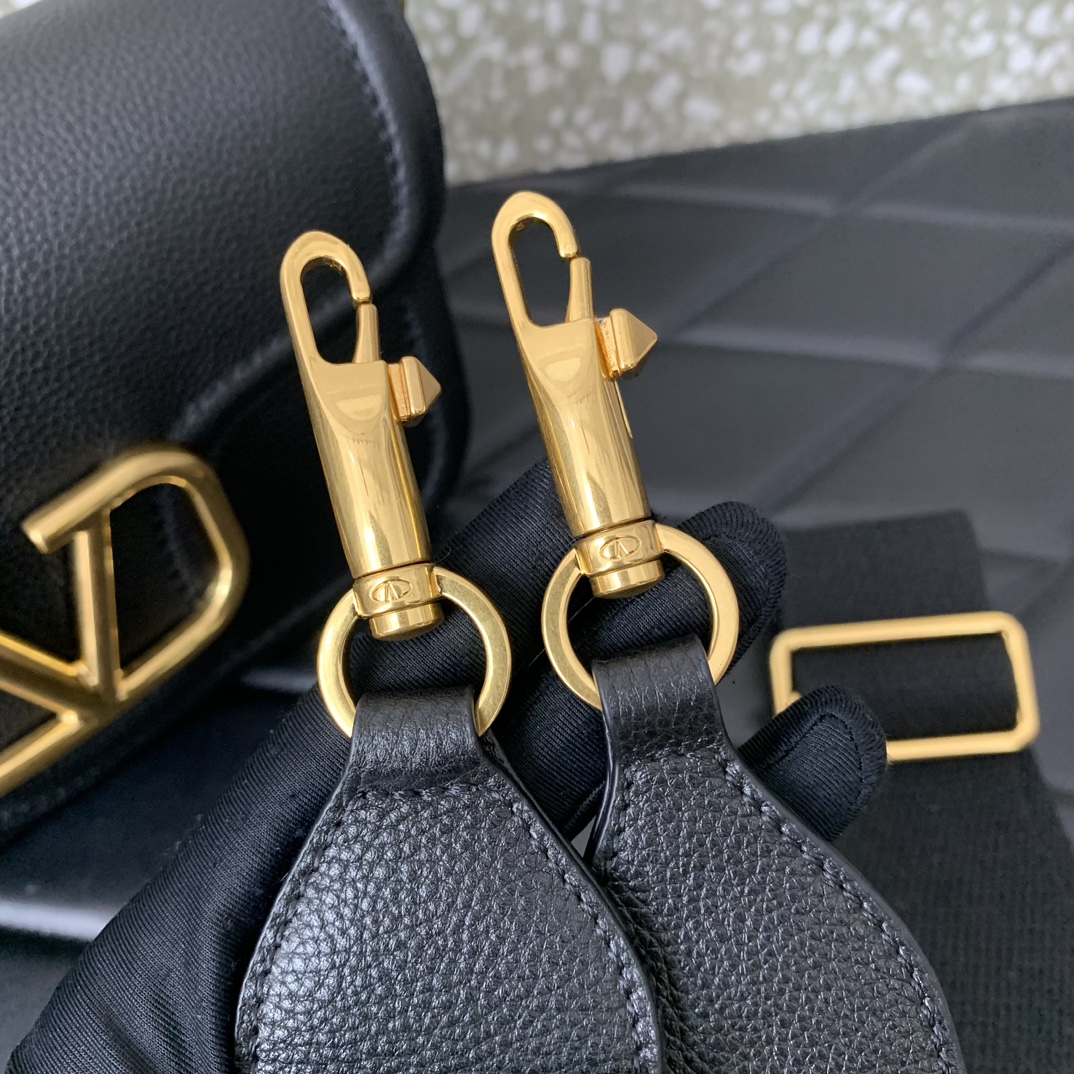 Valentino Garavani Allnite Bag-23.5✖️18✖️8CM