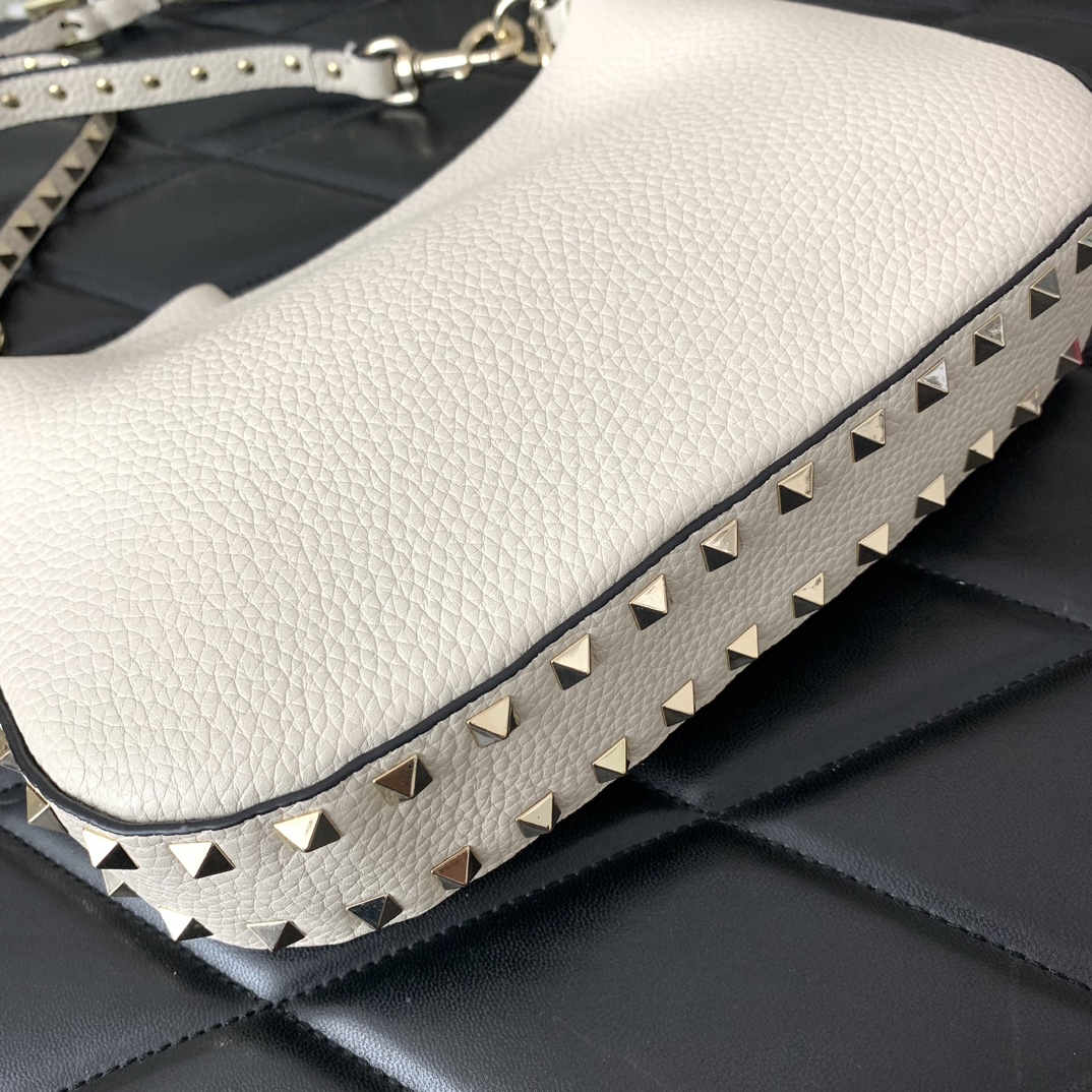 Valentino Garavani Rockstud Hobo Bag-6✖️4✖️16CM