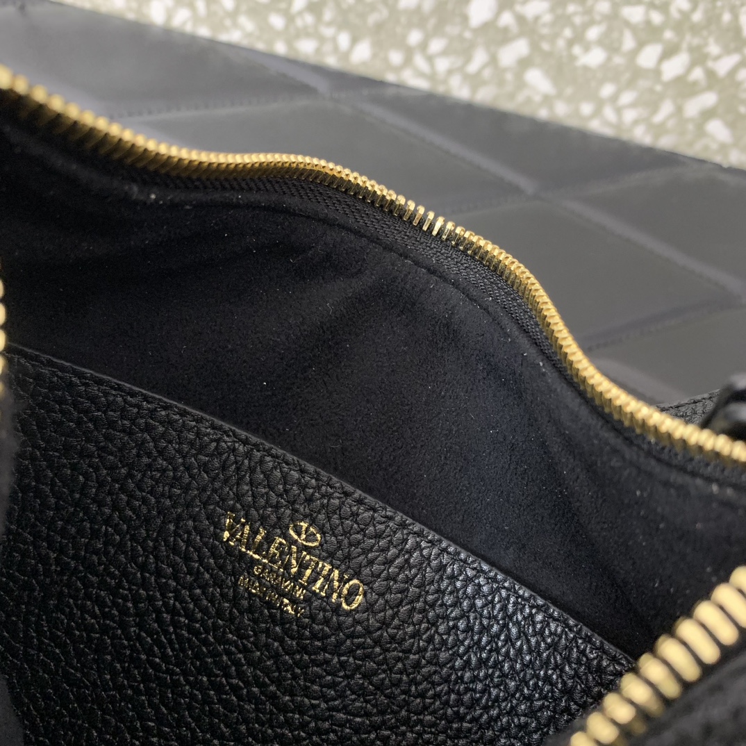 Valentino Garavani Rockstud Hobo Bag-6✖️4✖️16CM