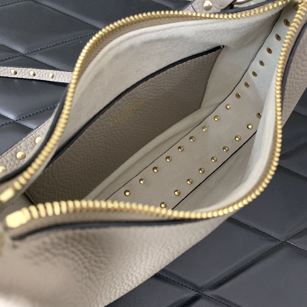 Valentino Garavani Rockstud Hobo Bag-6✖️4✖️16CM