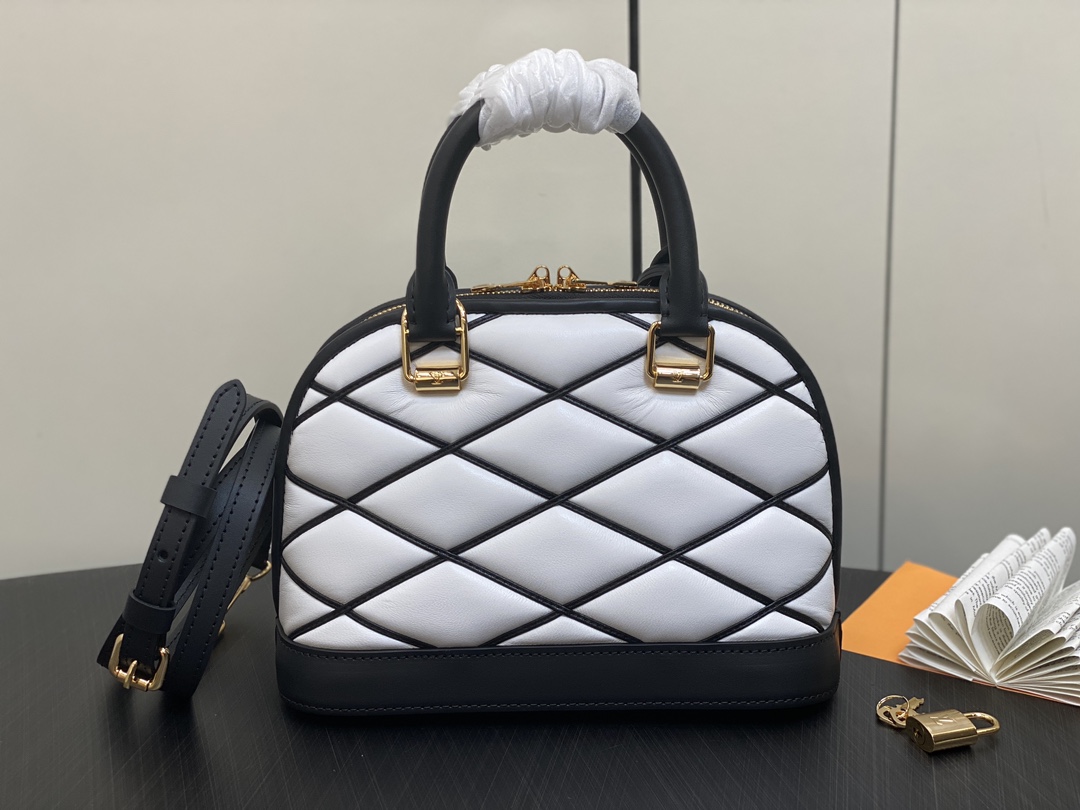l**is V*t*n m22878 alma bb-23.5 x 17.5 x 11.5cm