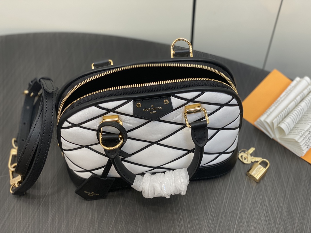 l**is V*t*n m22878 alma bb-23.5 x 17.5 x 11.5cm