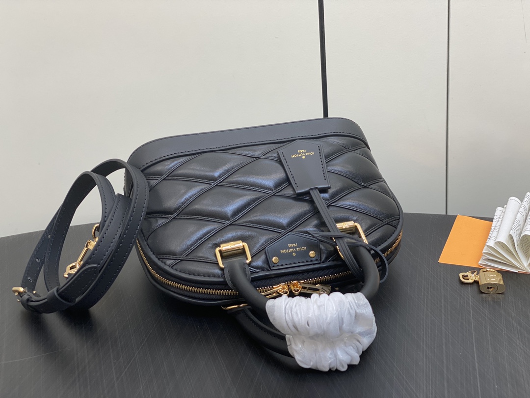 l**is V*t*n m22878 alma bb-23.5 x 17.5 x 11.5cm