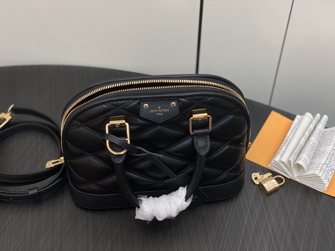 l**is V*t*n m22878 alma bb-23.5 x 17.5 x 11.5cm