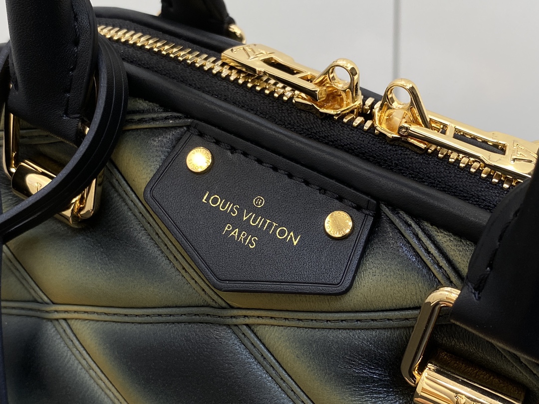 l**is V*t*n m22878 alma bb-23.5 x 17.5 x 11.5cm