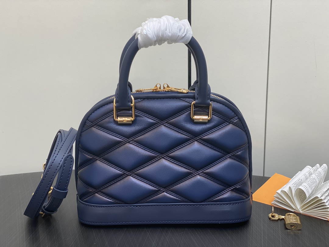 l**is V*t*n m22878 alma bb-23.5 x 17.5 x 11.5cm