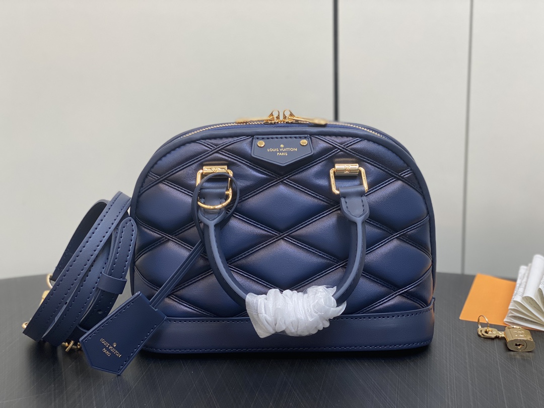 l**is V*t*n m22878 alma bb-23.5 x 17.5 x 11.5cm