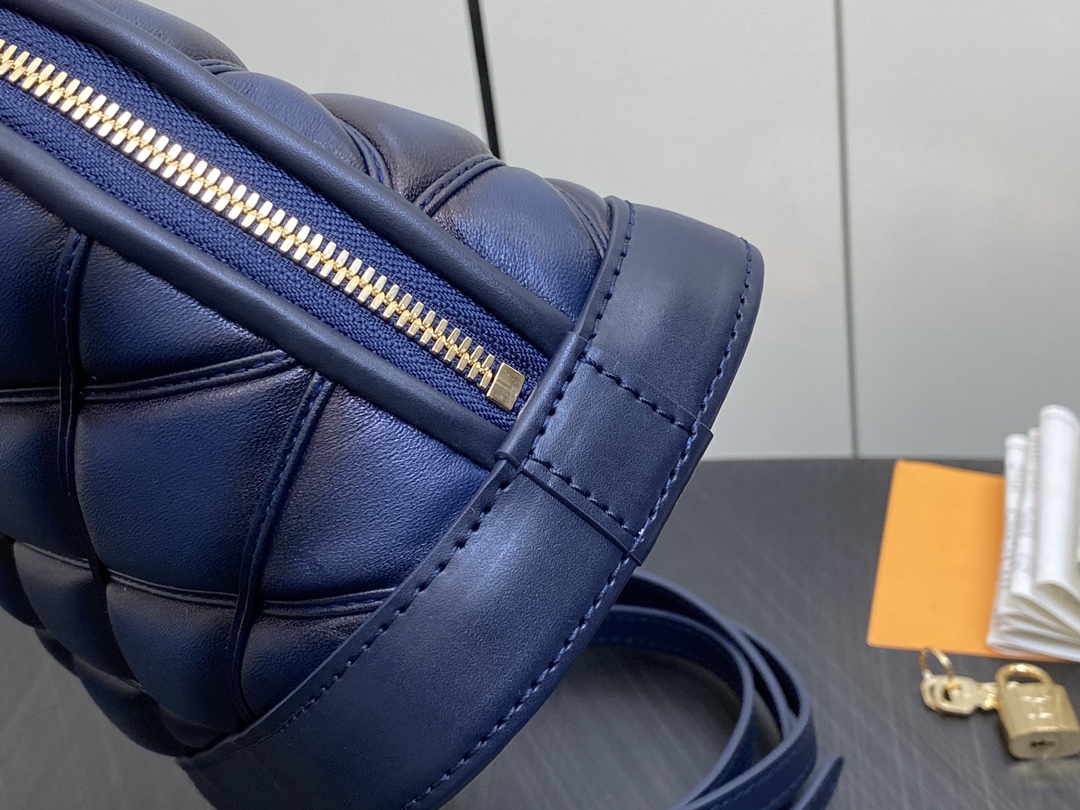 l**is V*t*n m22878 alma bb-23.5 x 17.5 x 11.5cm