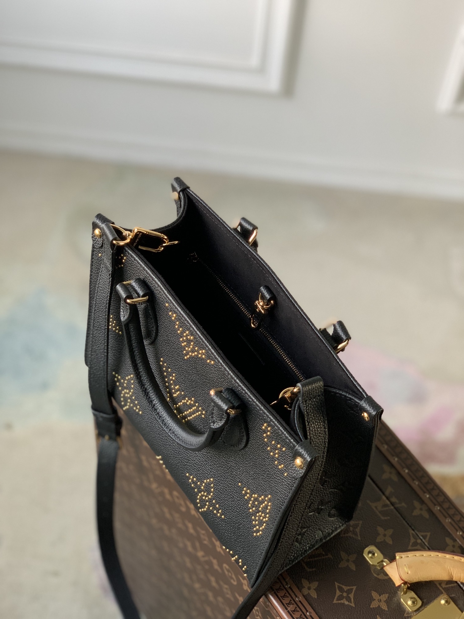 l**is V*t*n onthego handbag-25*19*11.5 cm