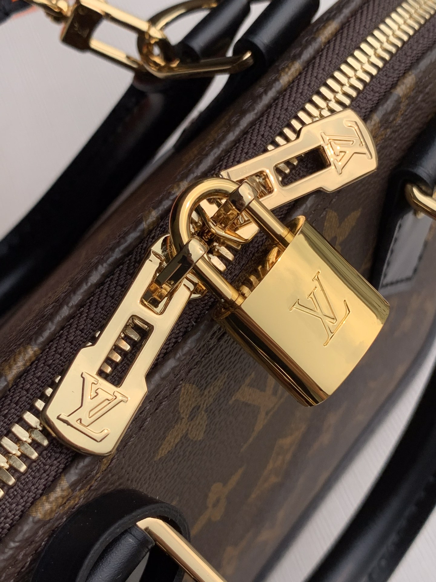 l**is V*t*n m41327 alma bb-25*19*12cm