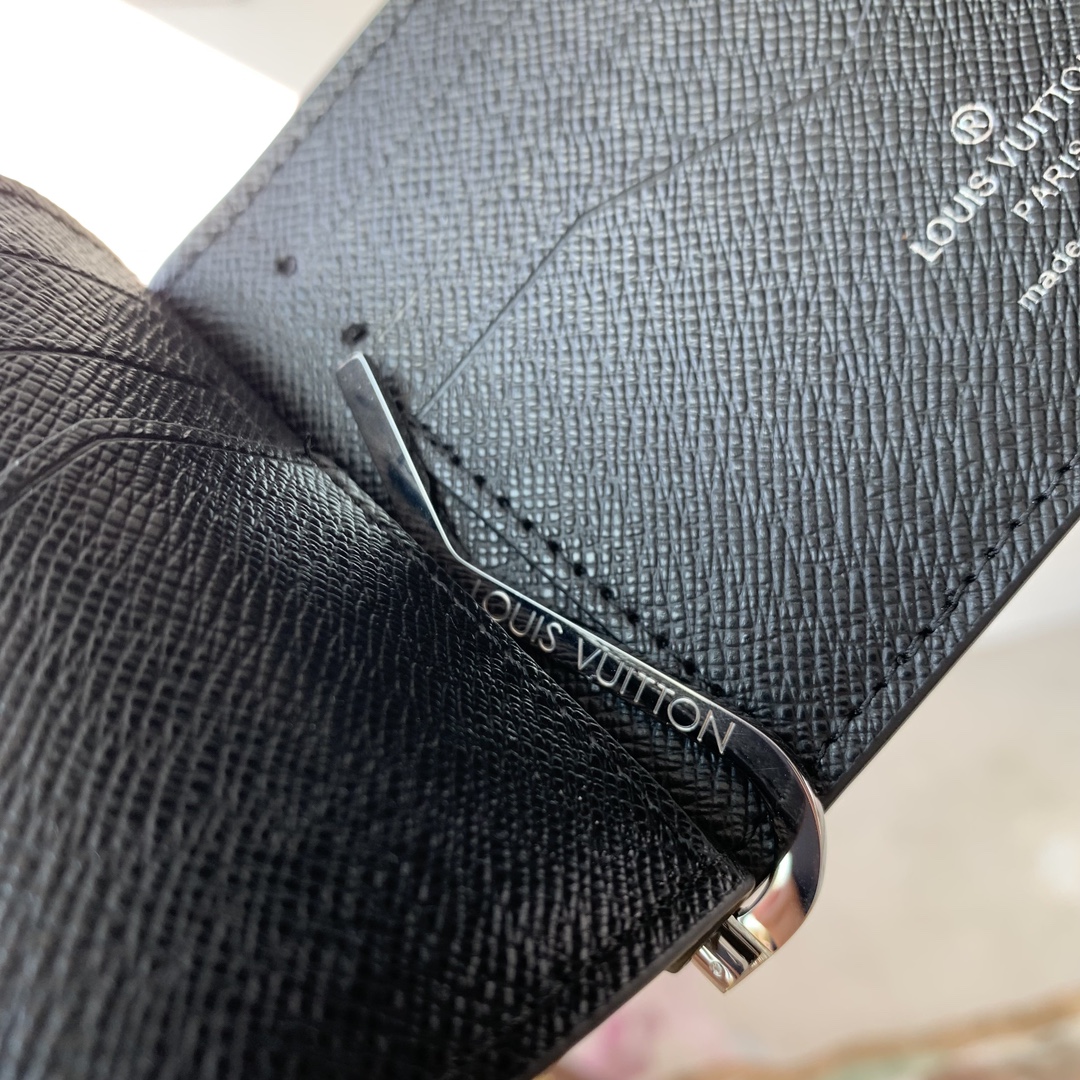 l**is V*t*n wallet-m61700-12×8cm