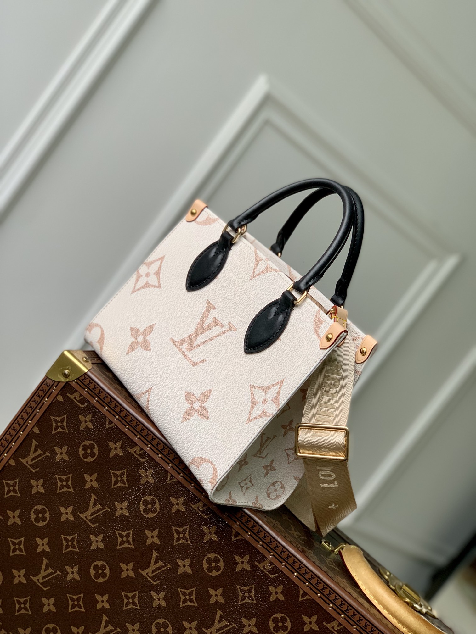 l**is V*t*n onthego handbag-25*19*11.5 cm