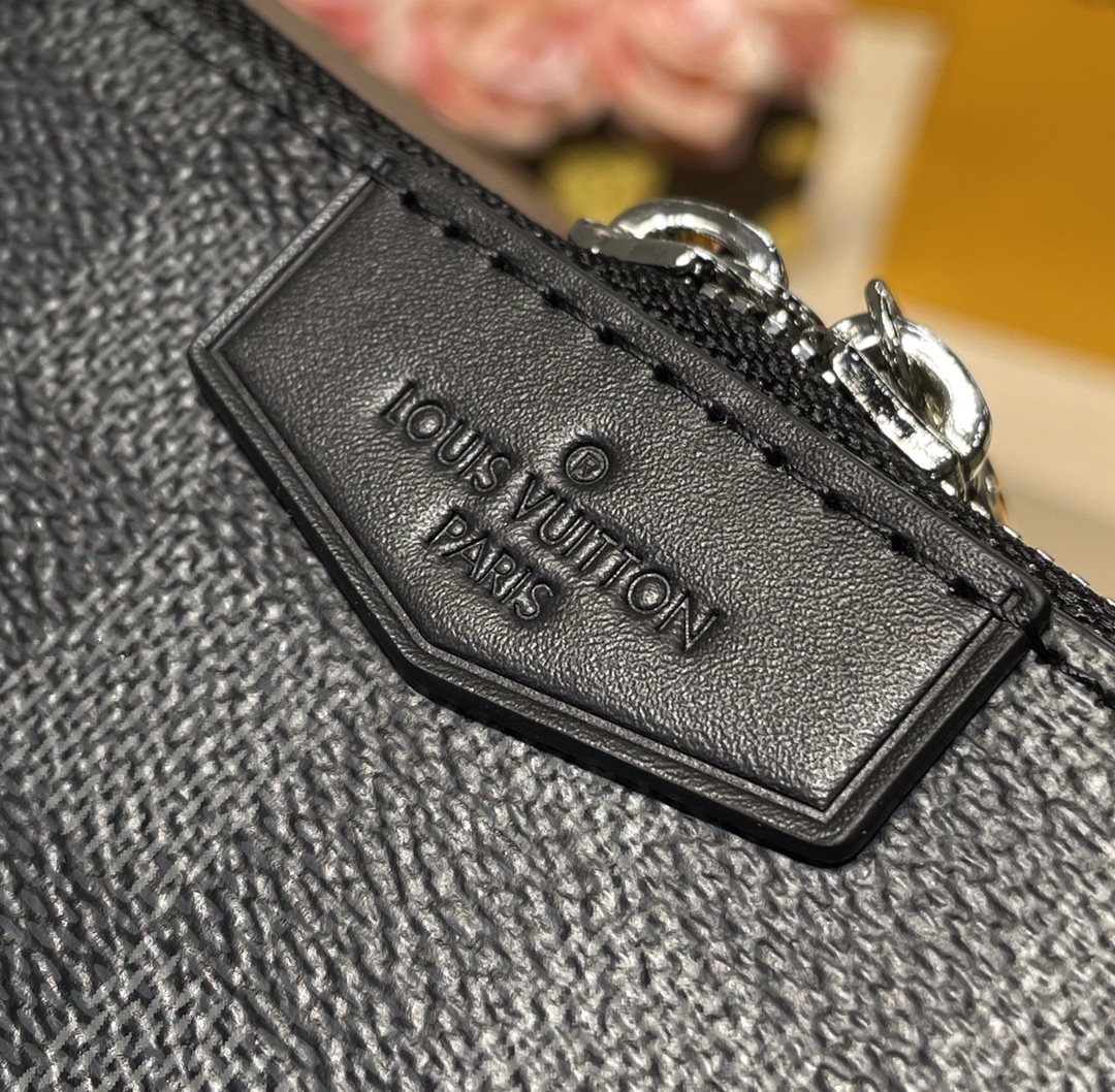 l**is V*t*n alpha wearable bag-m22481-18.5 x 11.0 x 6.5cm