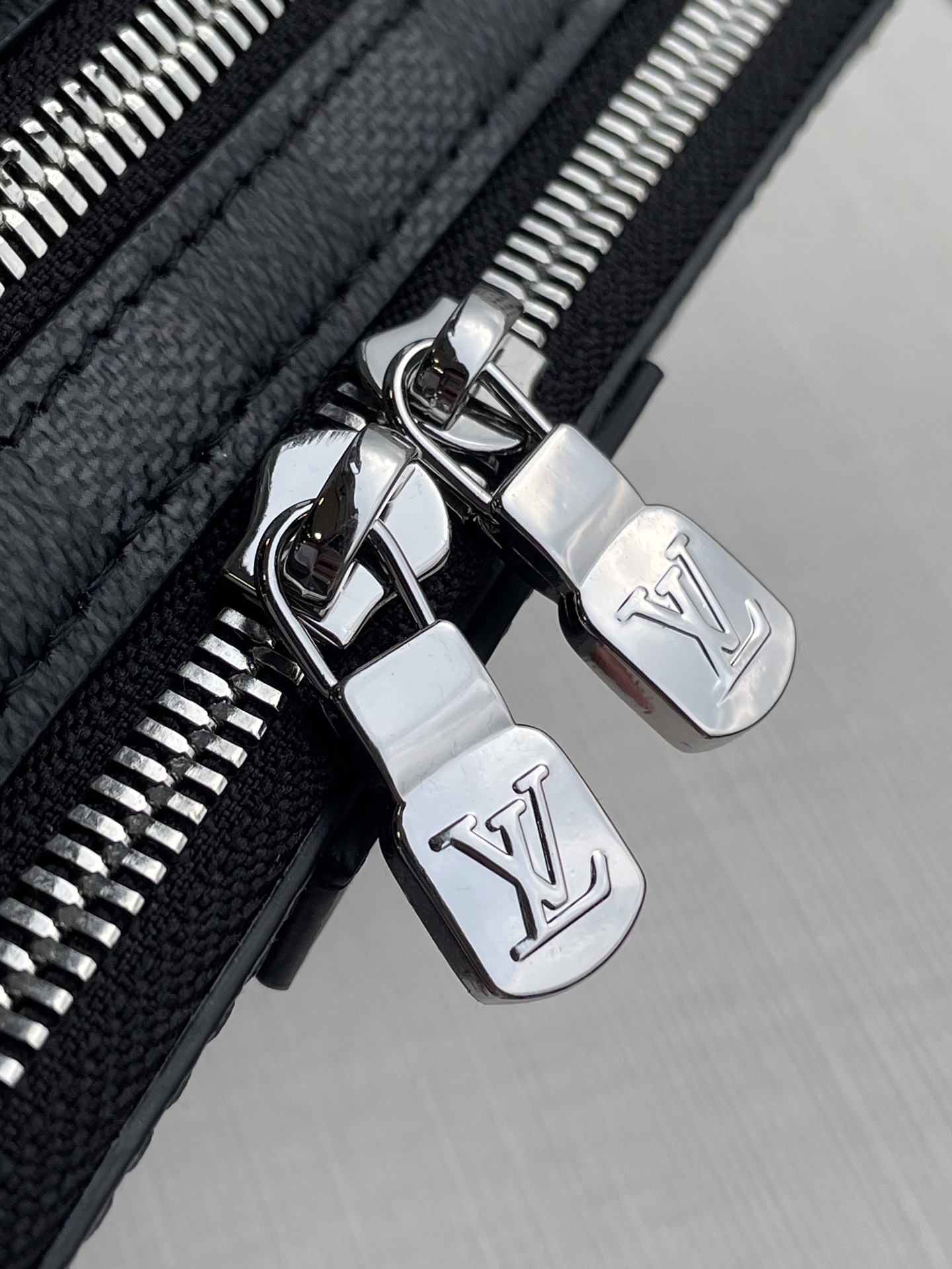 l**is V*t*n alpha wearable bag-m22481-18.5 x 11.0 x 6.5cm