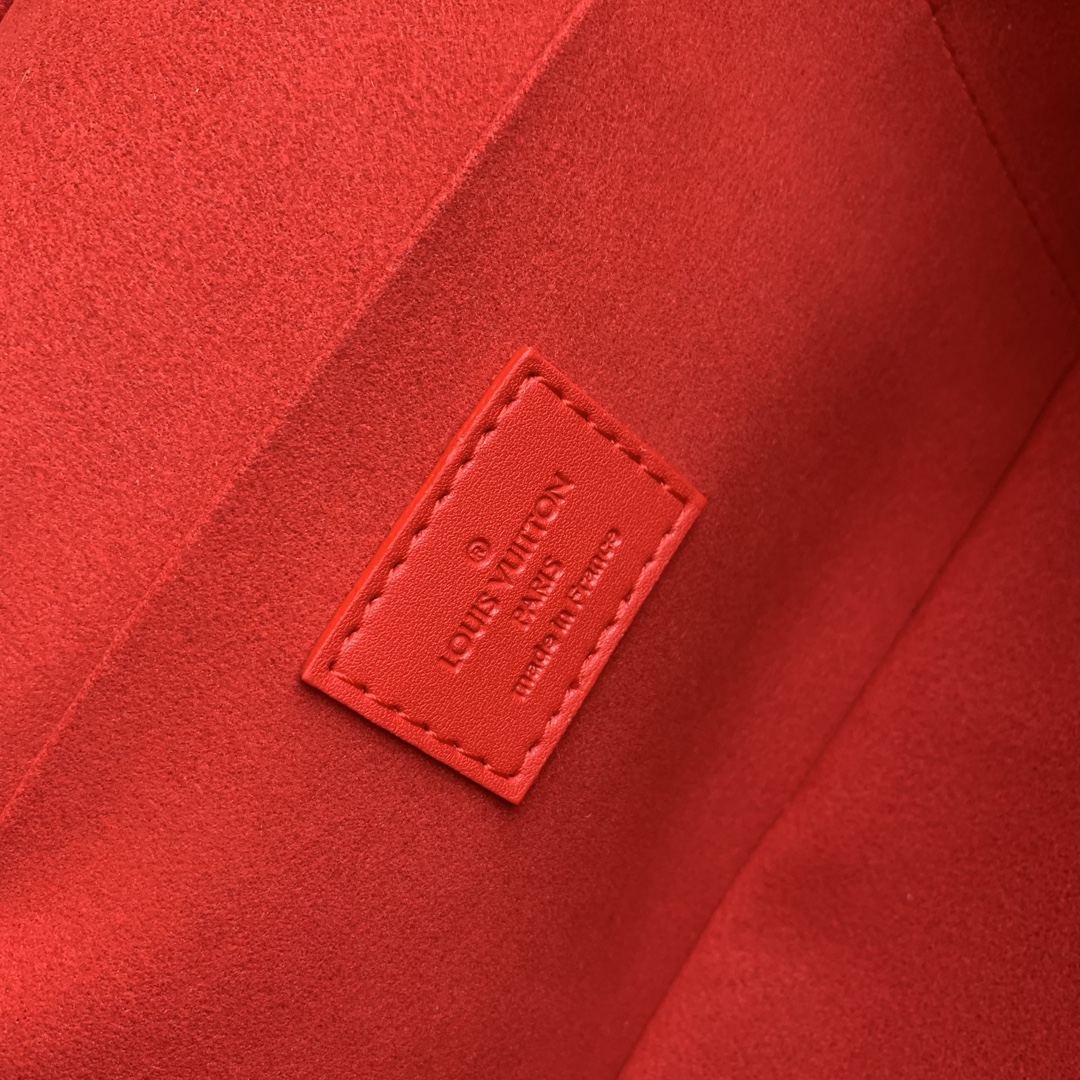 l**is V*t*n nice cosmetic bag