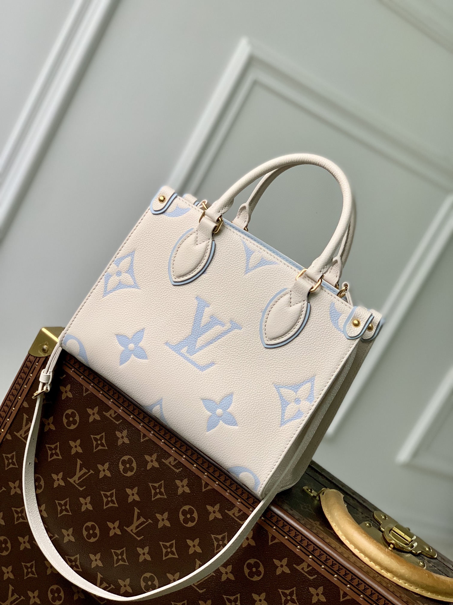 l**is V*t*n onthego handbag-25*19*11.5 cm