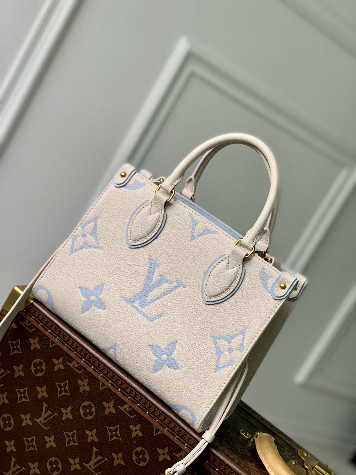 l**is V*t*n onthego handbag-25*19*11.5 cm