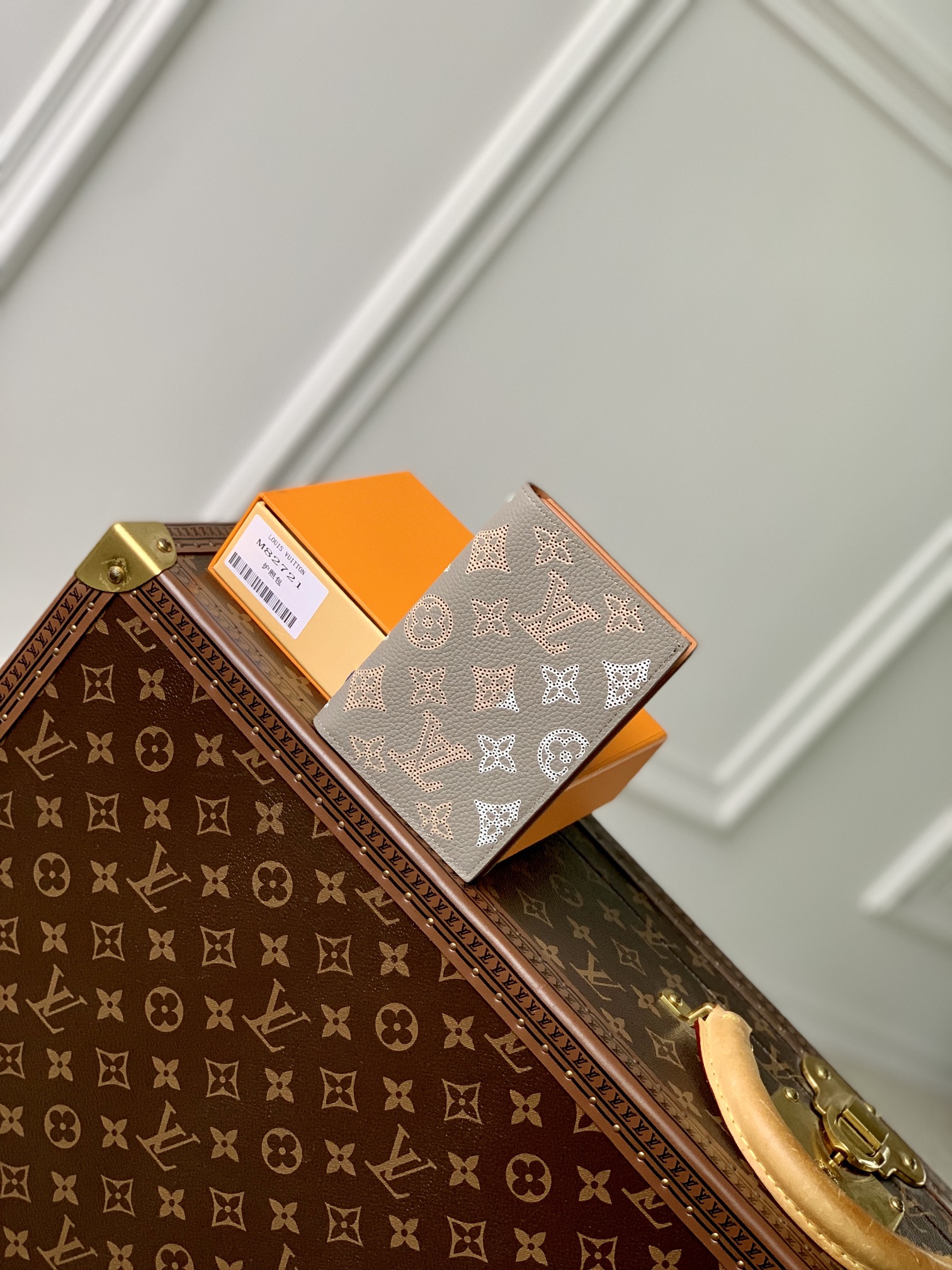 l**is V*t*n wallet-10 x 14 x 2.5cm