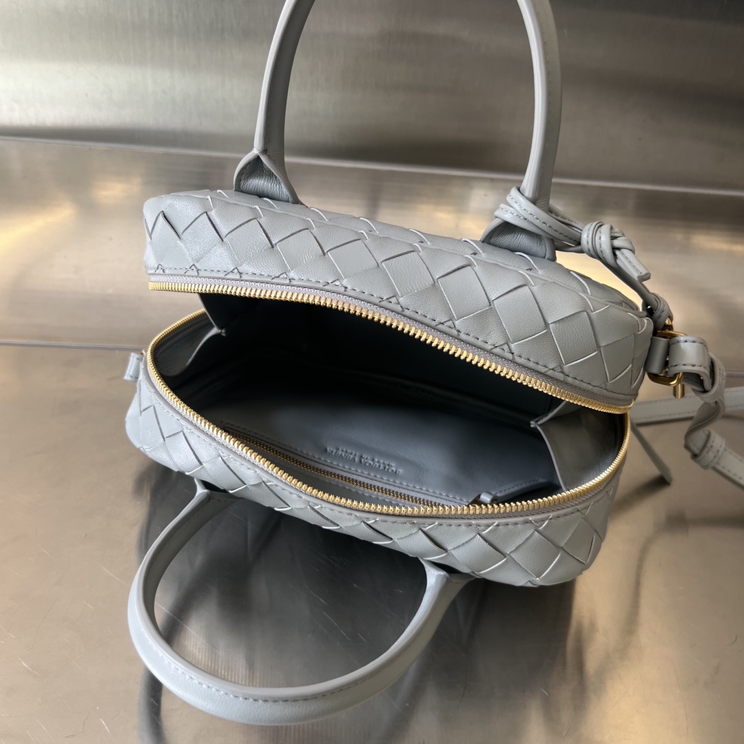 Bo*te*ga ve*ne*ta getaway bag-23.5x17.5x9cm