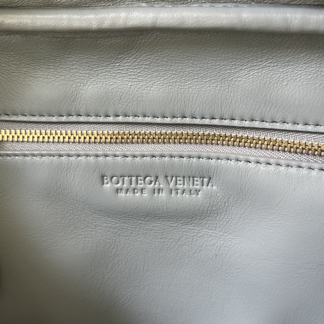 Bo*te*ga ve*ne*ta getaway bag-23.5x17.5x9cm