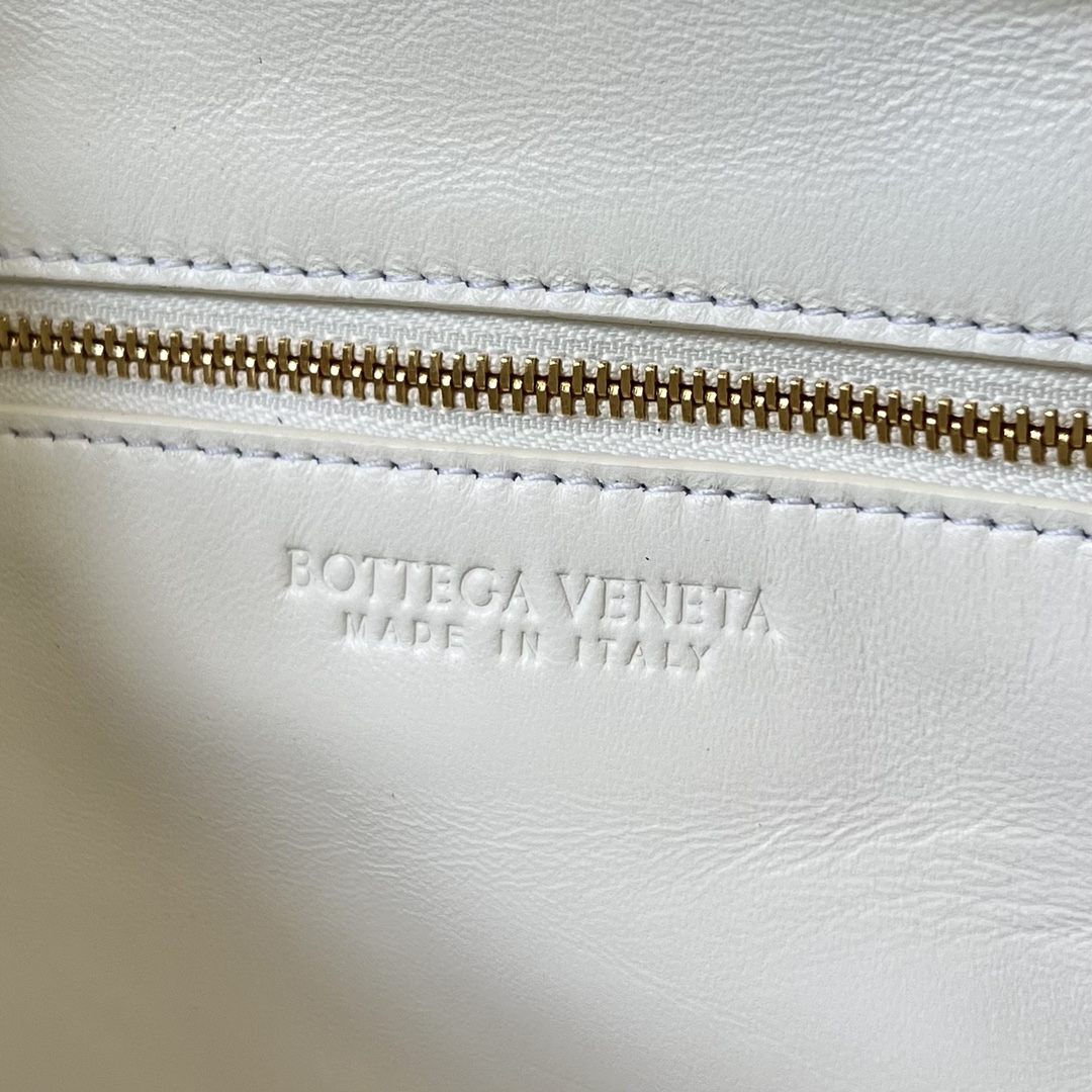 Bo*te*ga ve*ne*ta getaway bag-23.5x17.5x9cm