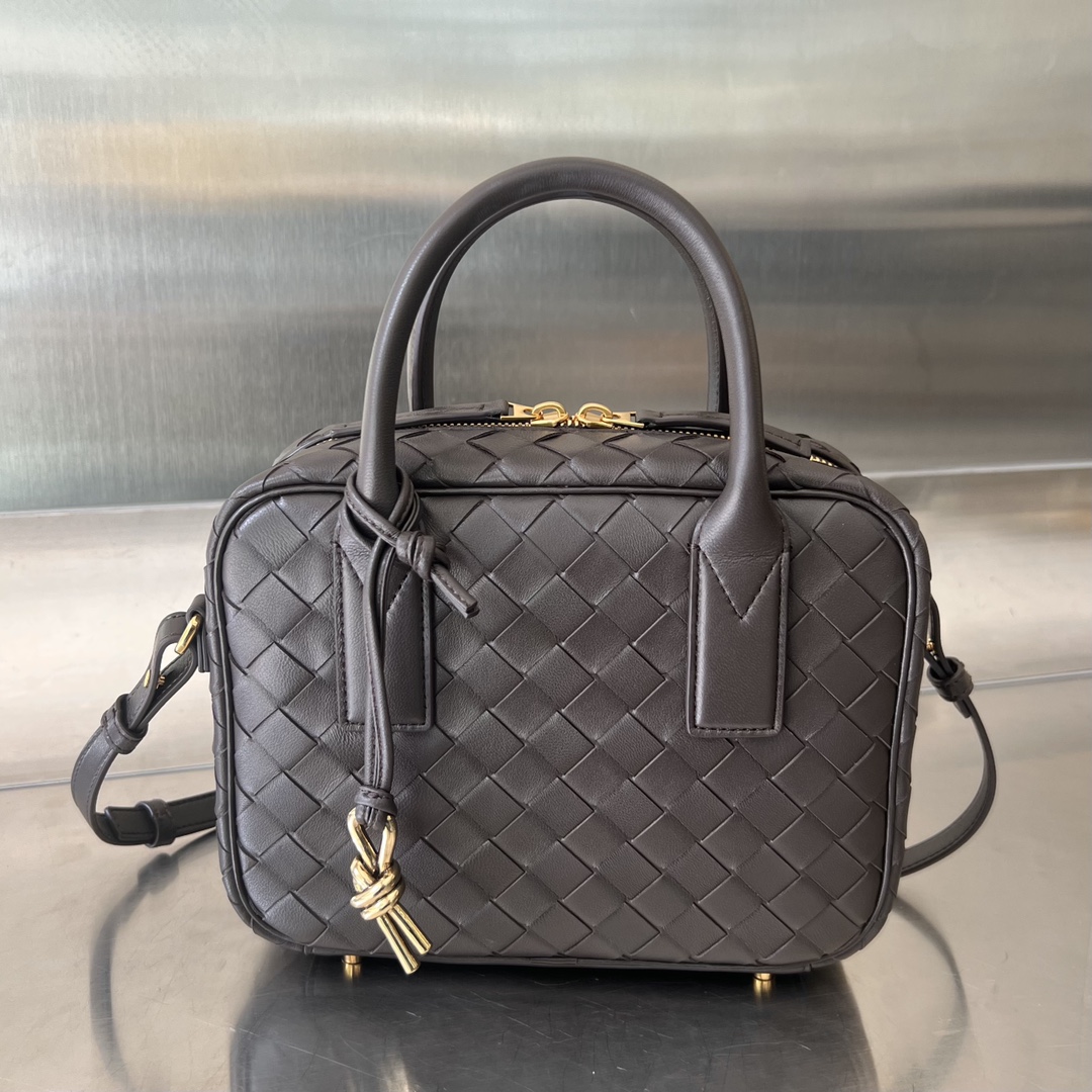 Bo*te*ga ve*ne*ta getaway bag-23.5x17.5x9cm