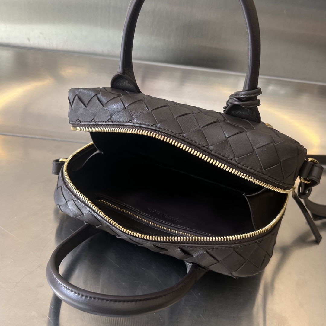 Bo*te*ga ve*ne*ta getaway bag-23.5x17.5x9cm