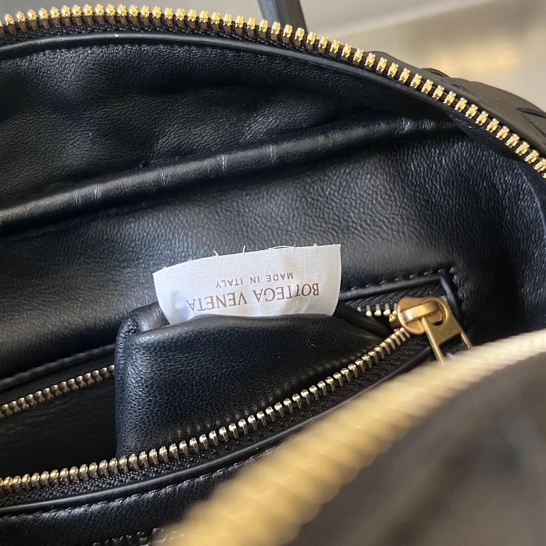 Bo*te*ga ve*ne*ta getaway bag-23.5x17.5x9cm