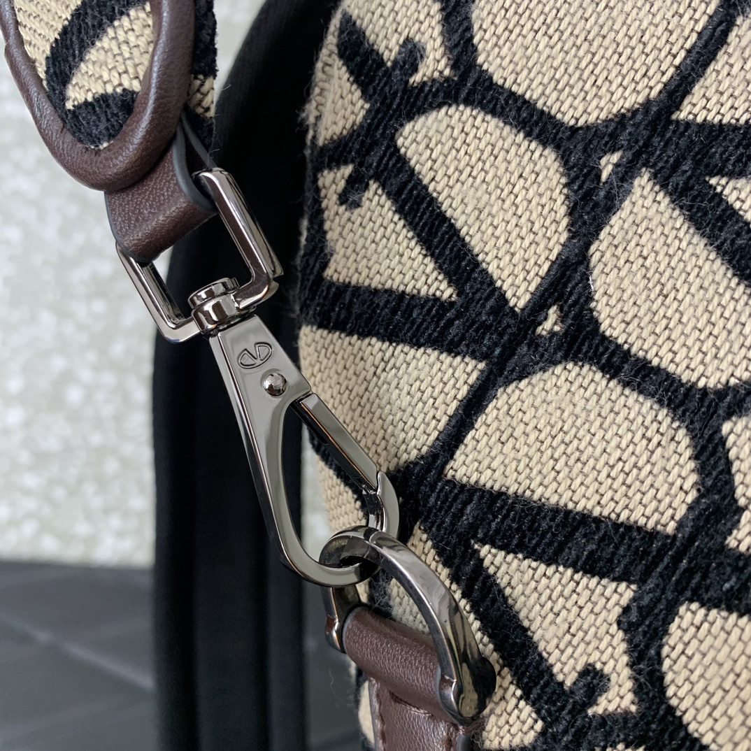 Valentino Garavani La Troisieme Toile lconographe Bakcpack-30*42*33CM