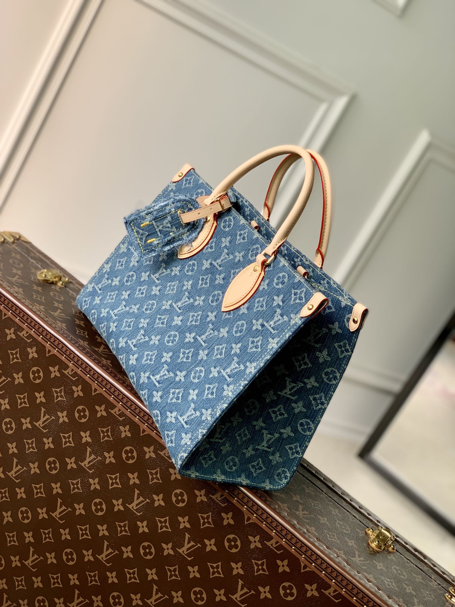 l**is V*t*n onthego handbag-35*27*14cm