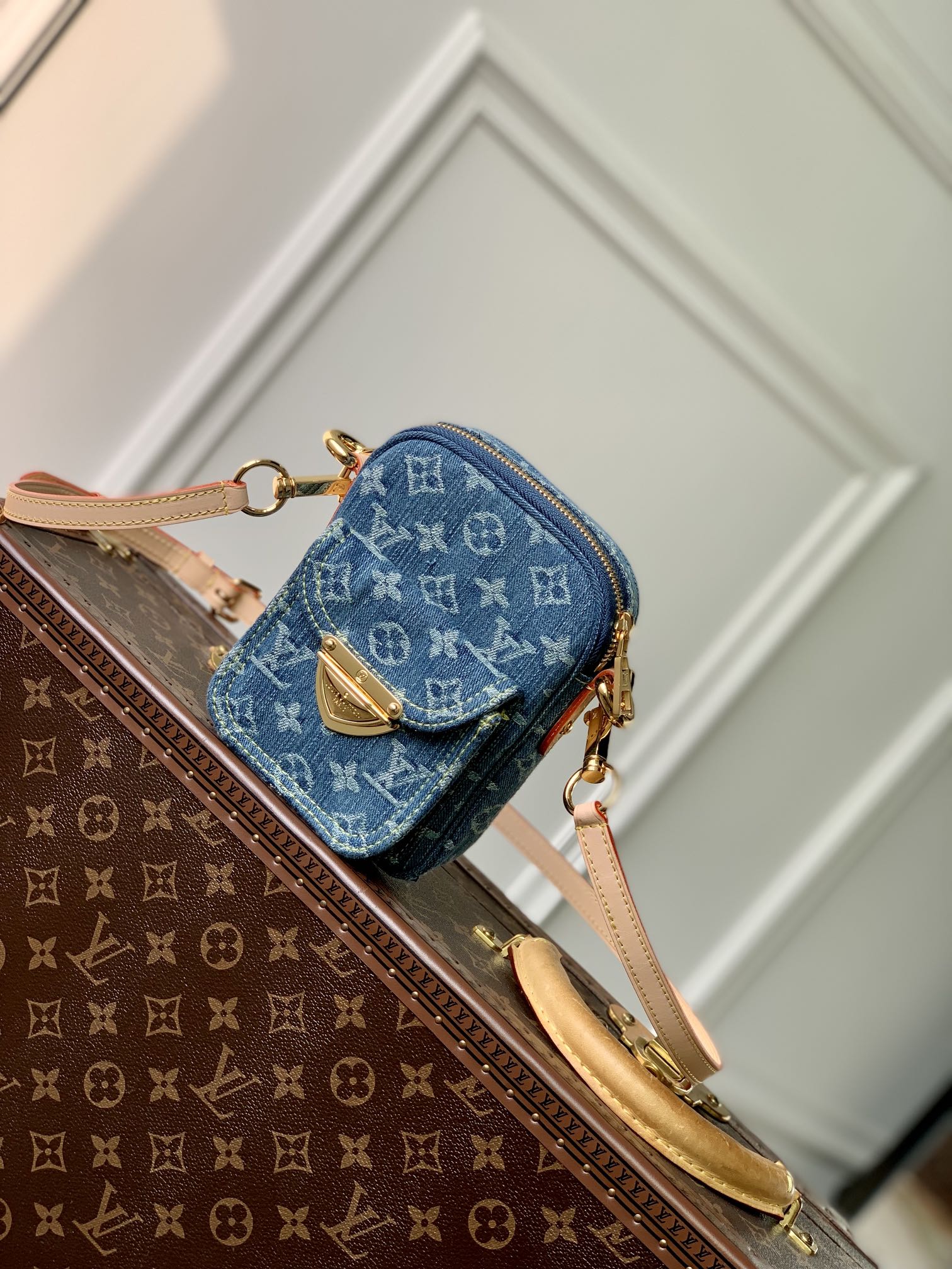 l**is V*t*n fairfax pochette bag-14 x 18 x 2.7cm