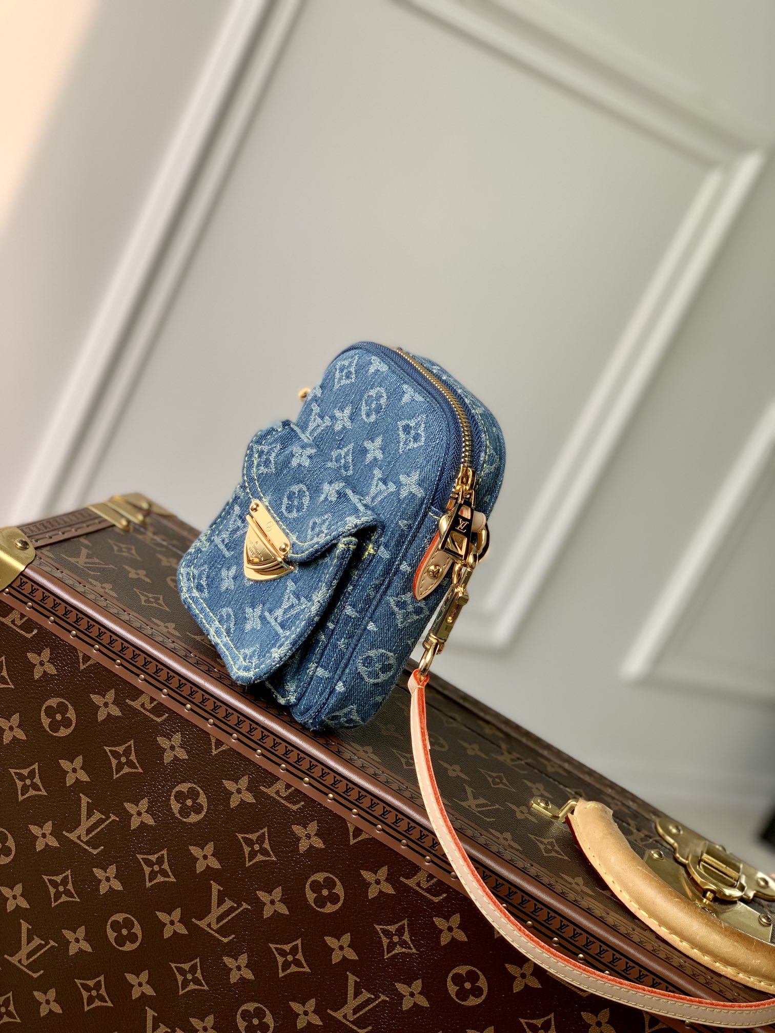 l**is V*t*n fairfax pochette bag-14 x 18 x 2.7cm