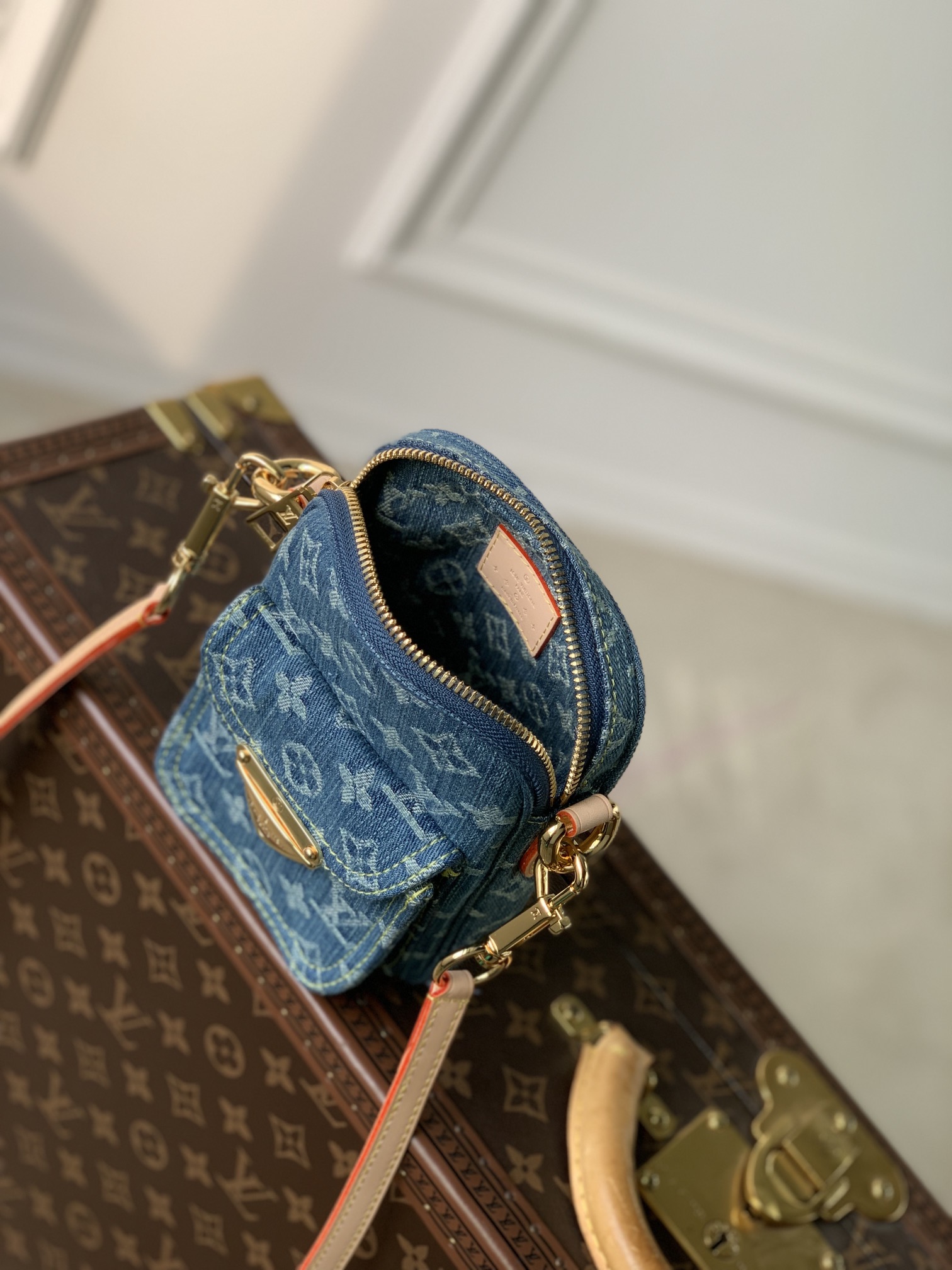 l**is V*t*n fairfax pochette bag-14 x 18 x 2.7cm