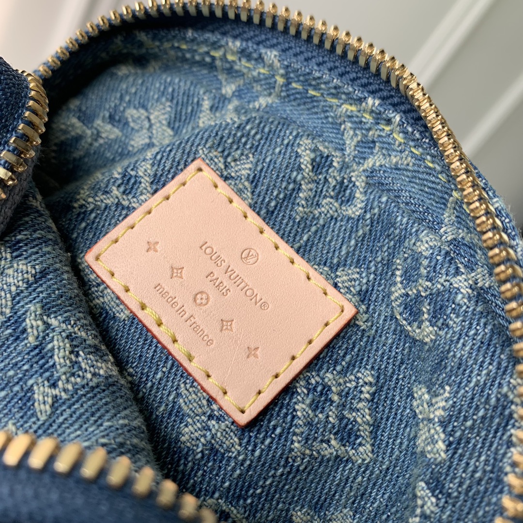 l**is V*t*n fairfax pochette bag-14 x 18 x 2.7cm