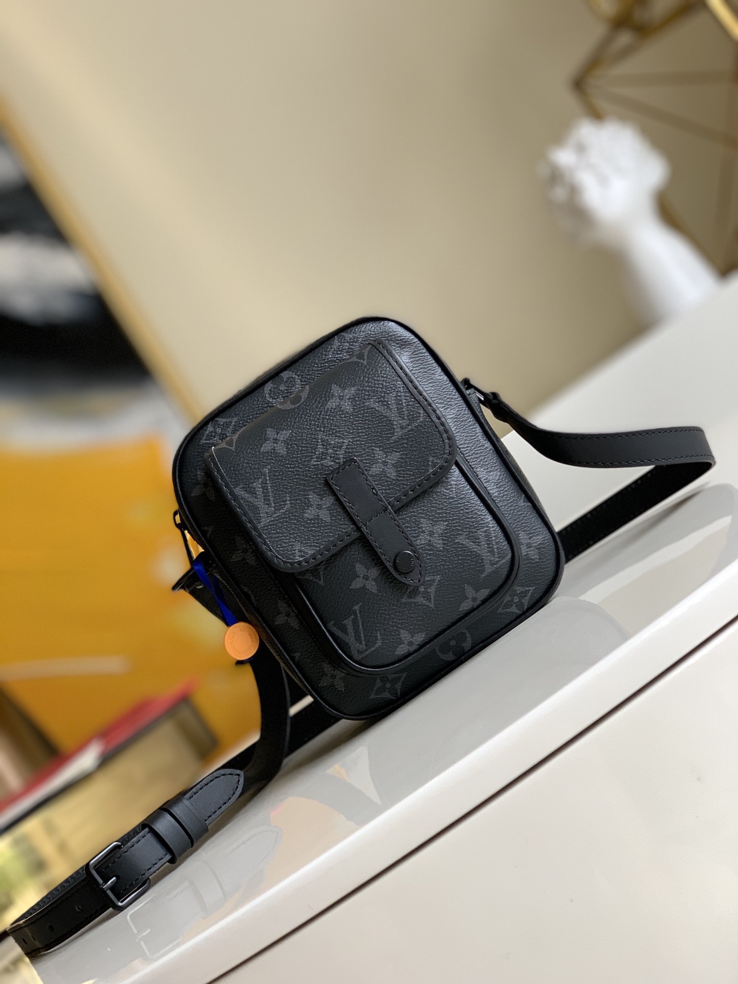 l**is V*t*nmonogram macassar christopher bag-15x17x8cm