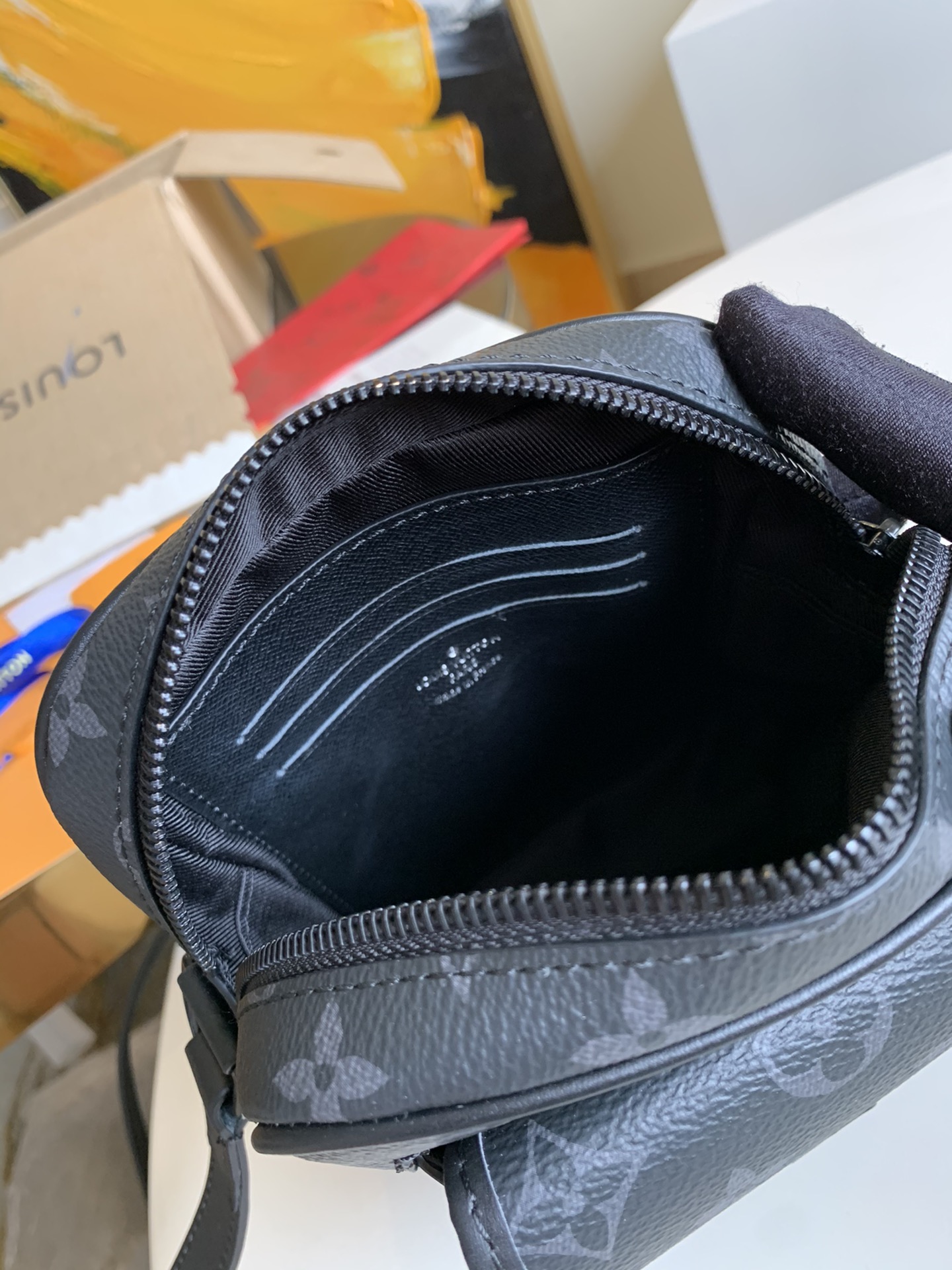 l**is V*t*nmonogram macassar christopher bag-15x17x8cm