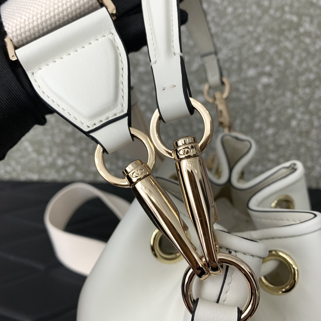 Valentino Alentino Garavani Loco Bag-16*19*11CM