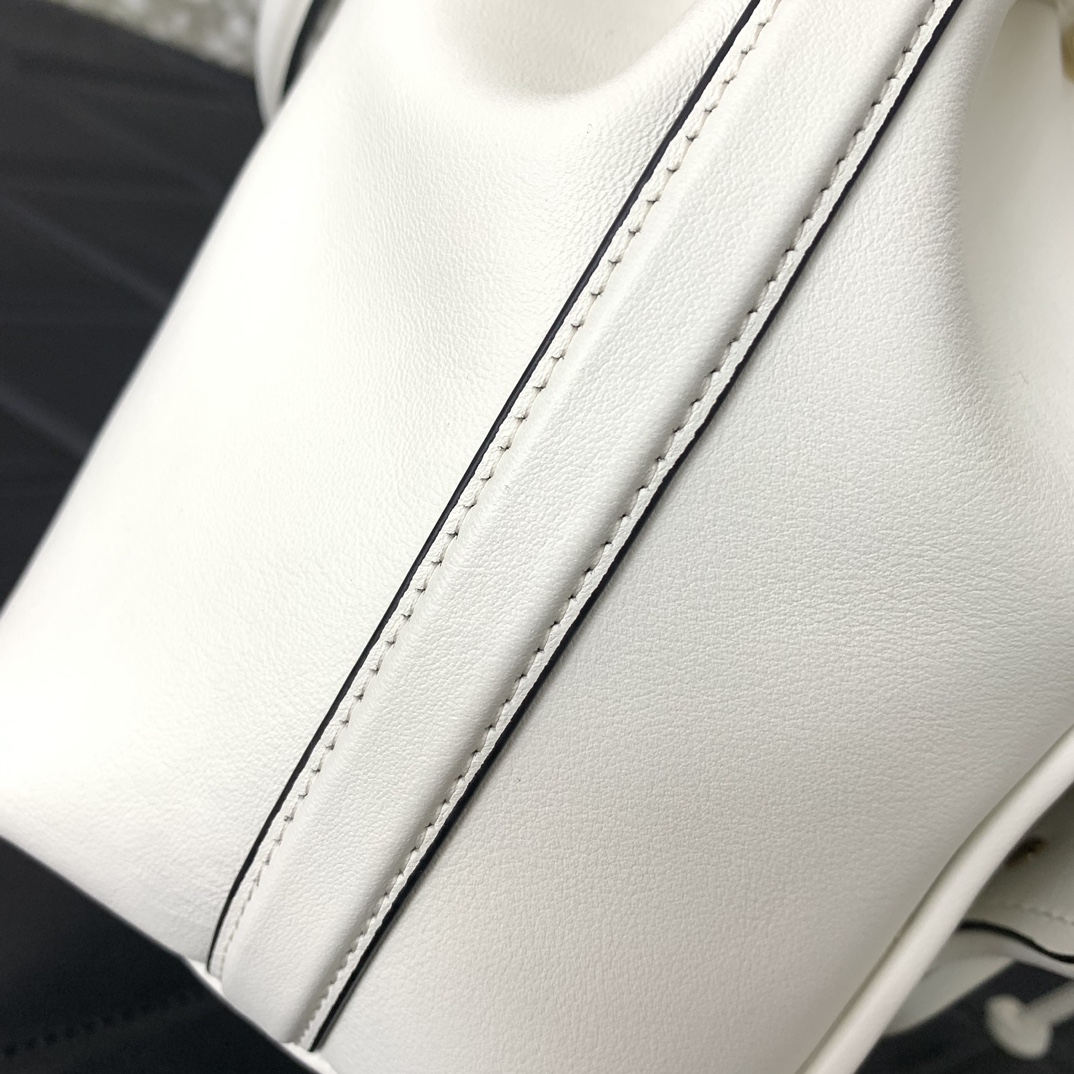 Valentino Alentino Garavani Loco Bag-16*19*11CM