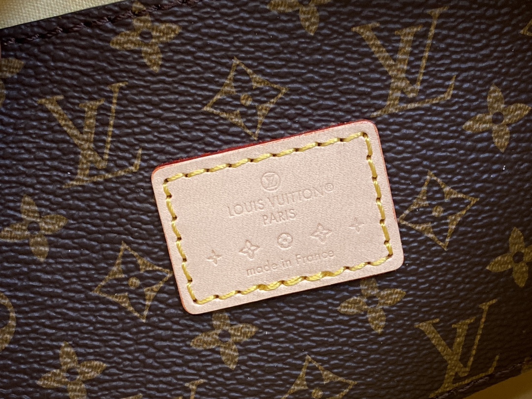 l**is V*t*n croissant m24021-21 x 13 x 7cm