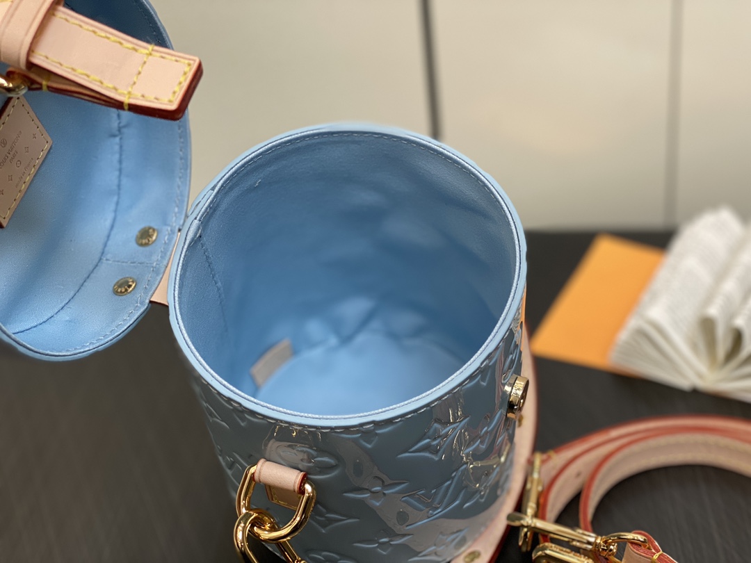 l**is V*t*n astor bag m24099-12 x 14.2 x 12cm