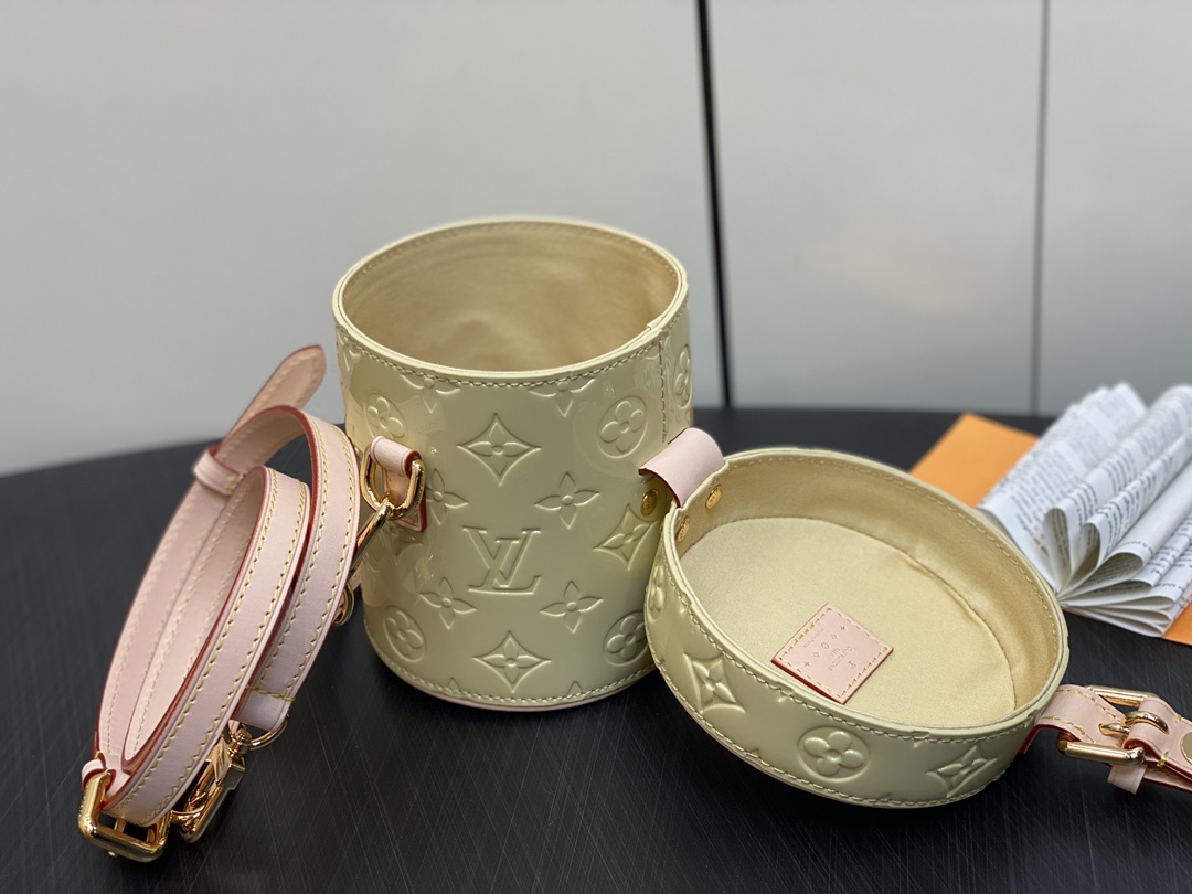 l**is V*t*n astor bag m24099-12 x 14.2 x 12cm