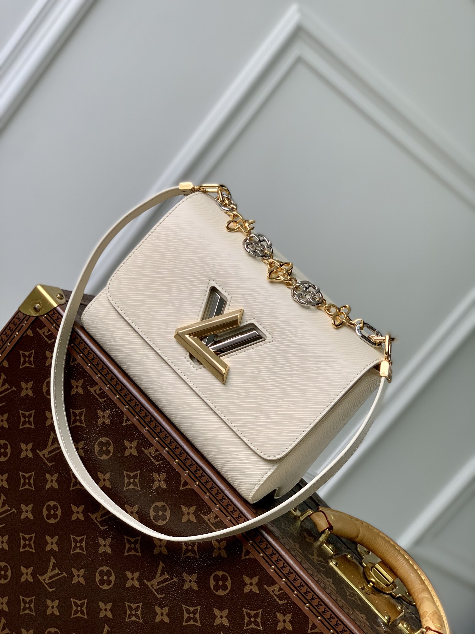l**is V*t*n twist mm-23*18*8cm