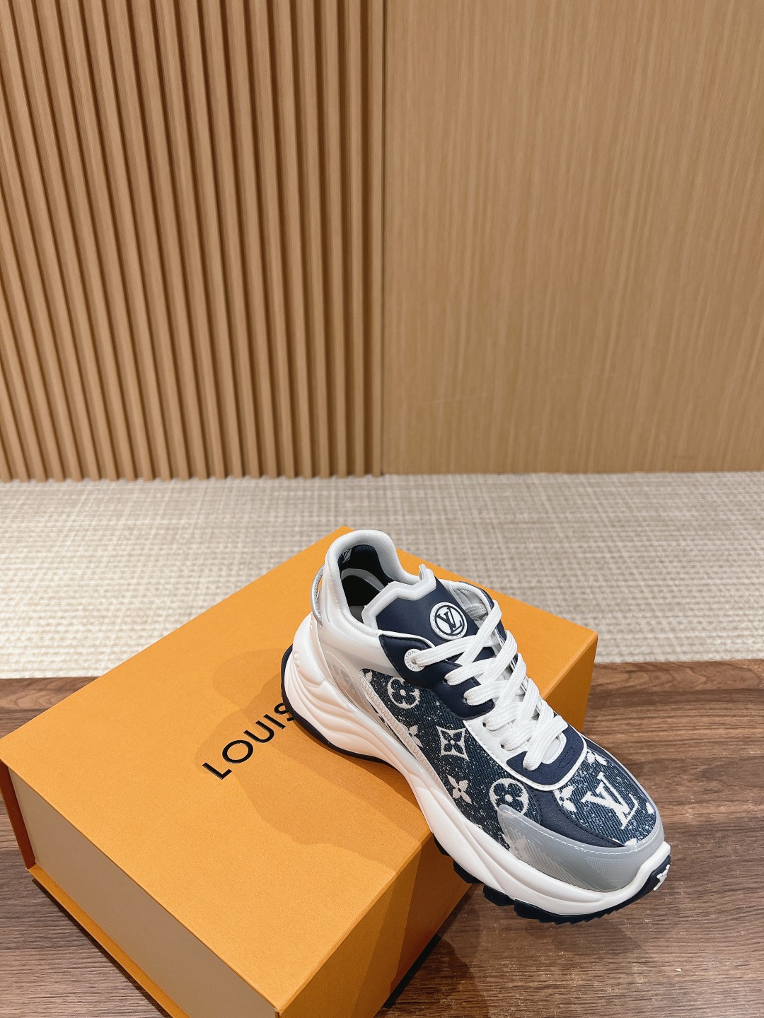 l**is V*t*n run55 sneakers(eu35-eu41)